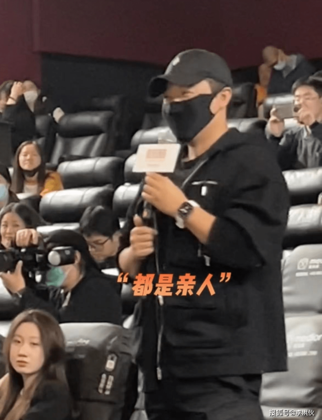 带儿子参加佟丽娅电影首映礼，换一种身份守护，陈思诚做到了