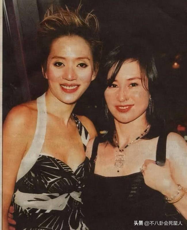 何超琼算不算顶级大美人？看她和李嘉欣的合照就知道了