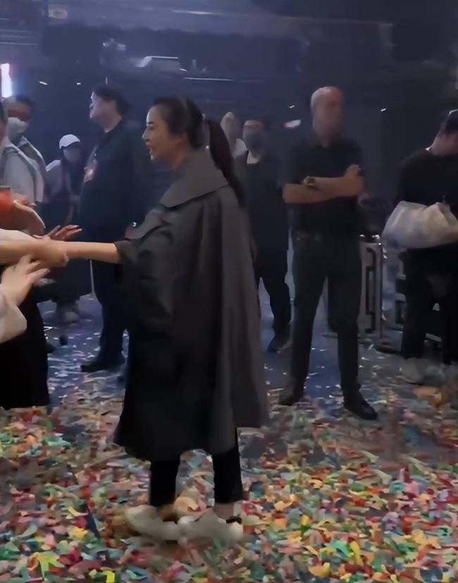 蒙嘉慧现身老公郑伊健演唱会，用日语与观众互动引热议，被质疑忘本