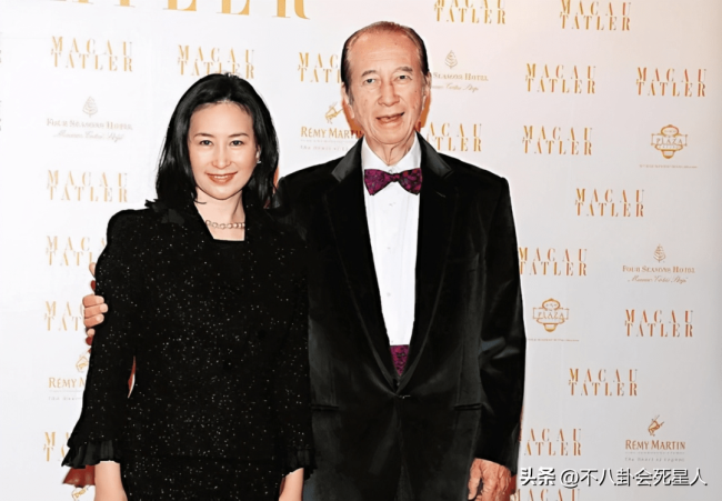 何超琼算不算顶级大美人？看她和李嘉欣的合照就知道了