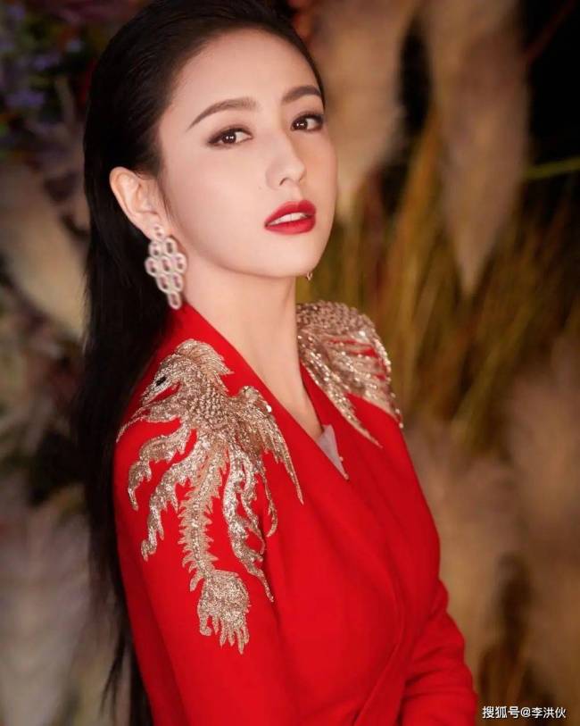 带儿子参加佟丽娅电影首映礼，换一种身份守护，陈思诚做到了