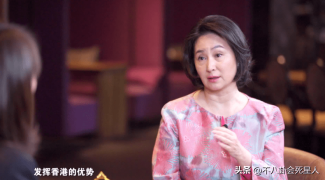 何超琼算不算顶级大美人？看她和李嘉欣的合照就知道了