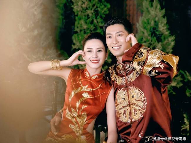 窦骁否认婚房价值8个亿，何超莲说爸爸赌王化作蝴蝶参加婚礼