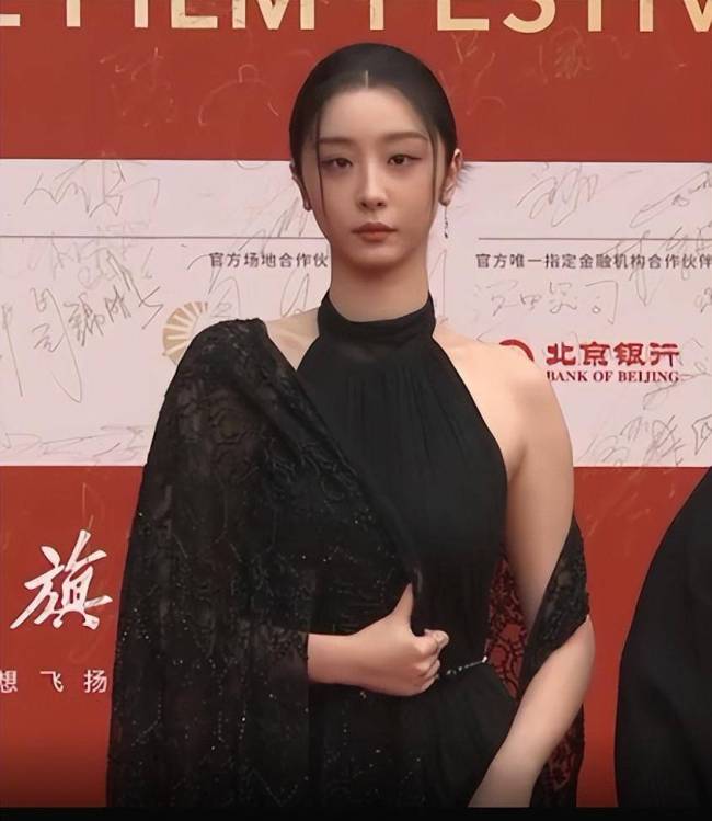 北影红毯看点多，娜扎如仙女下凡，章子怡状态能打，陈红美人老去