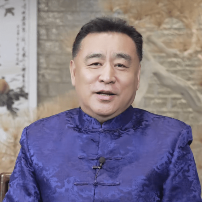 62岁央视主持张宏民太尴尬！遭小五岁粉丝疯狂示爱，梦想五一结婚