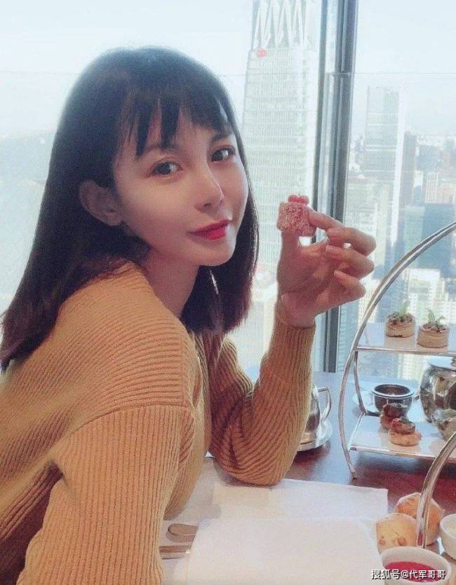13年前，“宁愿坐在宝马车里哭”的拜金女马诺，如今35岁嫁入豪门了吗？