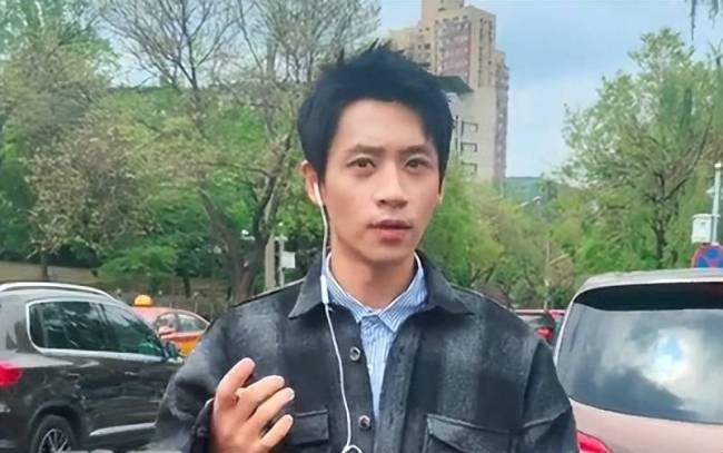 魏晨录制五四晚会，状态不佳显憔悴，脸部快瘦脱相，婚后变化太大