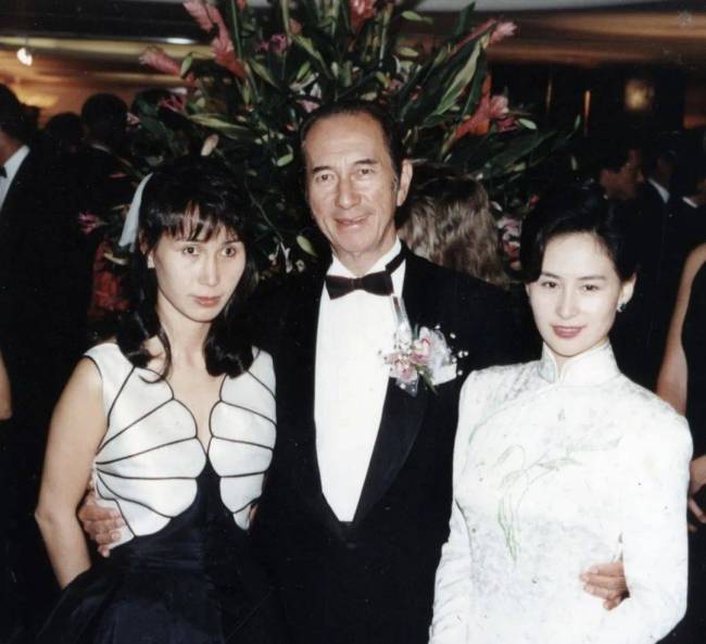 何超琼算不算顶级大美人？看她和李嘉欣的合照就知道了
