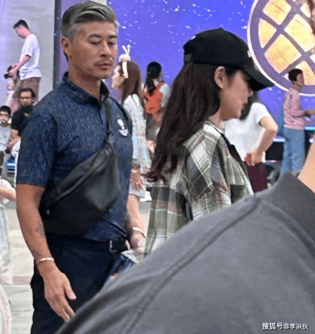 乐基儿婚变后首次被曝光，与二婚老公合体带娃，感情状态依旧成谜