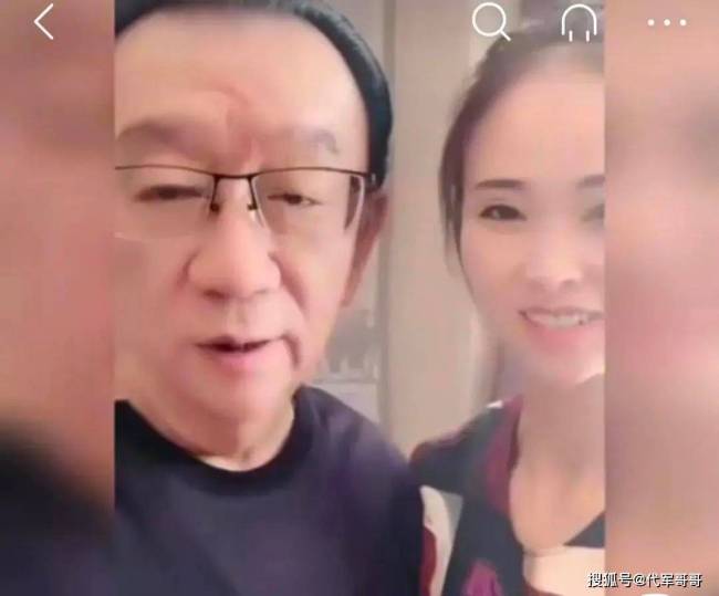 侯耀华跟女子亲密互动引发争议，曾多次收女徒弟，还送徒弟名牌包