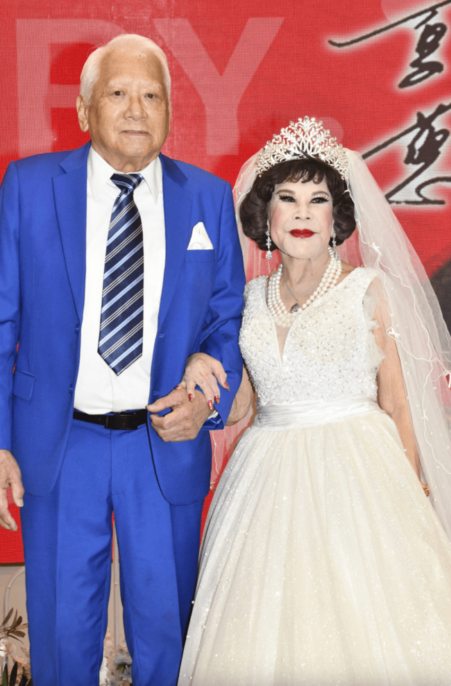 黄夏蕙穿婚纱庆祝结婚35年,设宴80桌众星到贺,小3岁丈夫罕露脸
