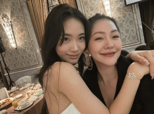 小S参加二女儿毕业聚会，15岁Lily露香肩腿超长，母女同框似姐妹