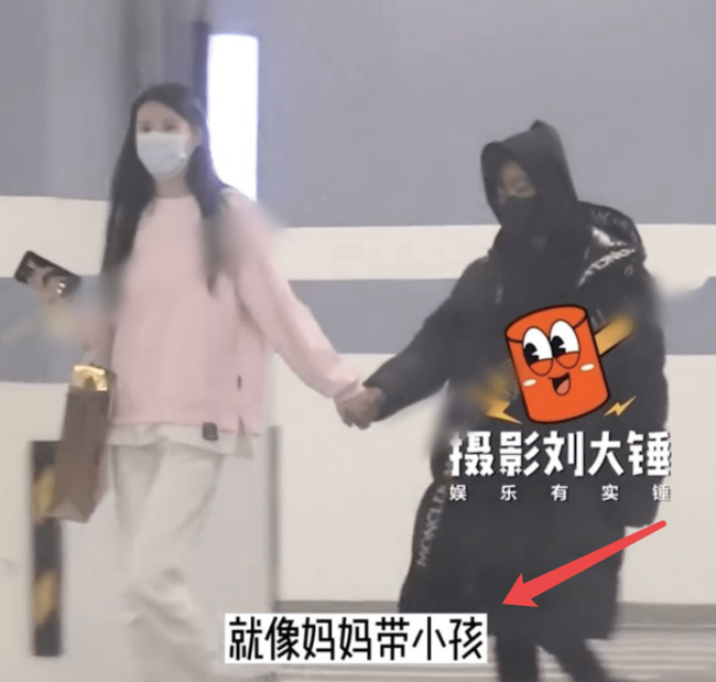 王宝强离婚后和一双儿女罕见同框！带他们与女友冯清聚会，儿子被指心事重重