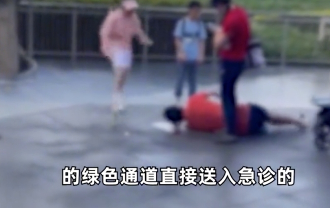 一游客在上海迪士尼摔倒，医生谈游客在迪士尼摔倒
