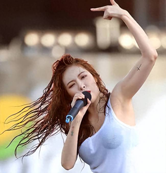 泫雅金珍妮大胆露乳沟lisa跳脱衣舞韩国女星太豪放