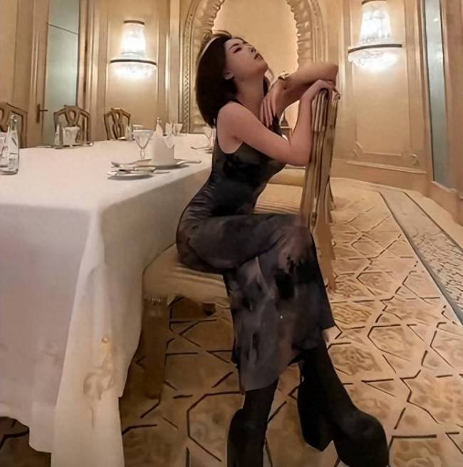 聂小雨紧身裙秀引争议玩擦边还是故意走光网友呼吁封杀