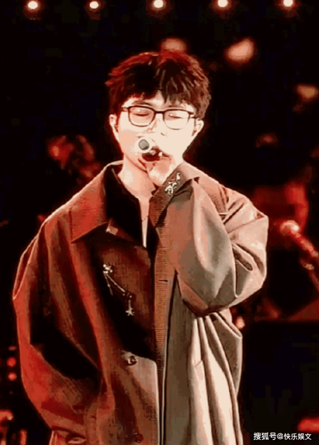 29岁毛不易右手受伤严重演出一直单手插兜看起来又炫又酷