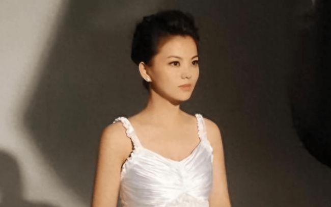 李湘复婚无望,王岳伦婚内花边新闻不断,离婚后女友年轻高挑漂亮