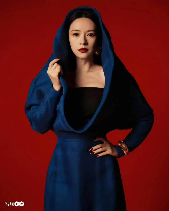 章子怡为新片提着菜刀拍杂志，网友：很美很绝，就是这个味道