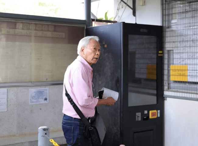 小36岁内地女友被判2年，73岁港星坚持会娶她，坐拥千万家产