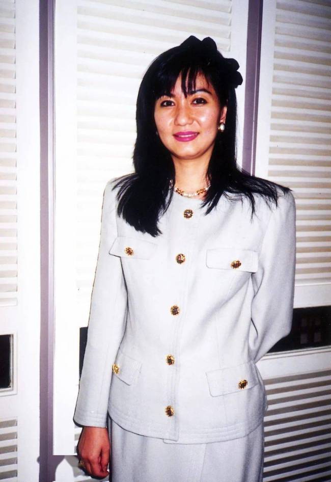 港星19岁女儿正式出道！转眼变大美女！两岸三地群星为她助威