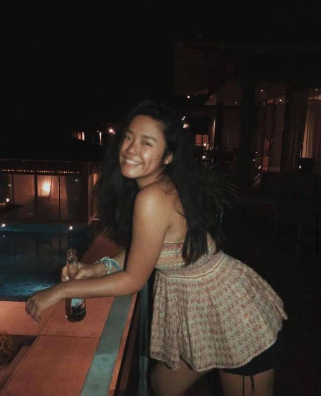 港星19岁女儿正式出道！转眼变大美女！两岸三地群星为她助威