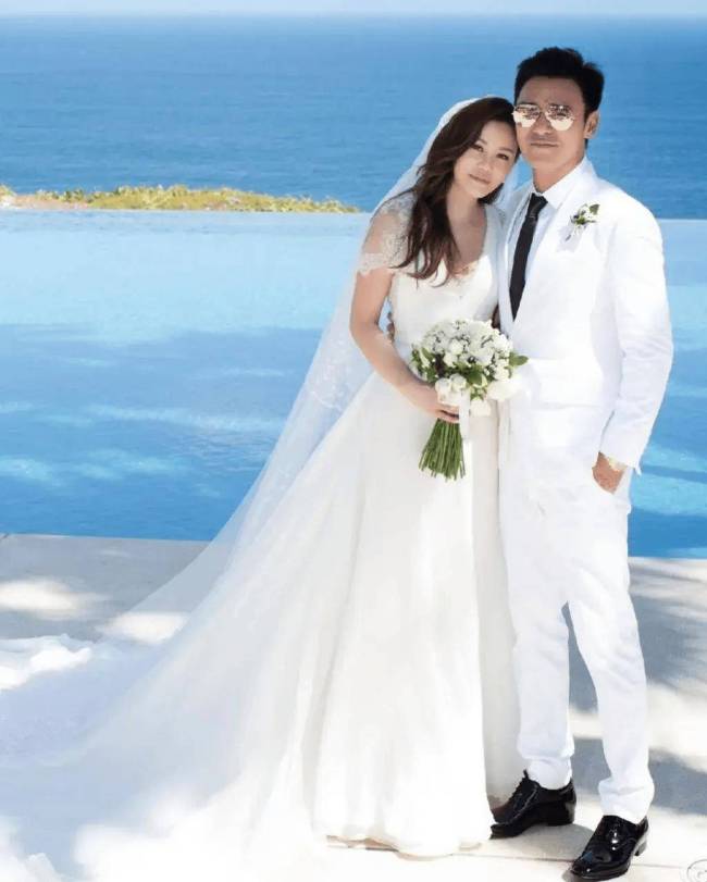 港星19岁女儿正式出道！转眼变大美女！两岸三地群星为她助威