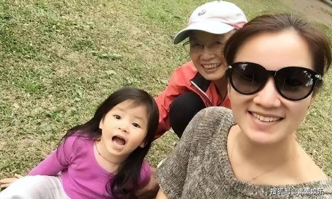 阿雅的女儿都这么大了？长相黝黑像混血，在西雅图和王伟忠合影