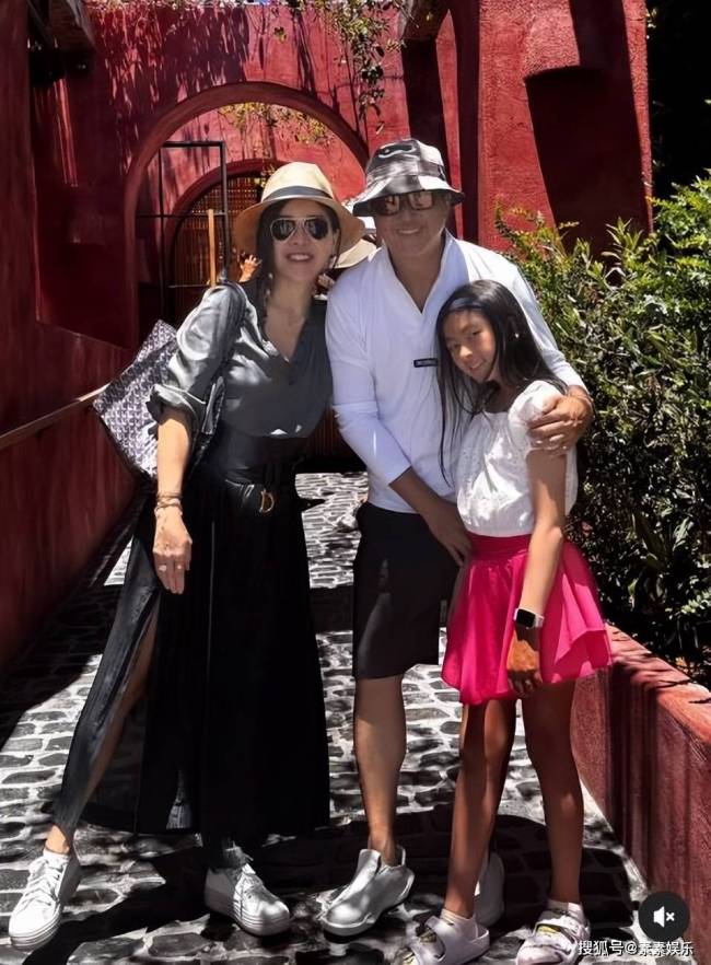 阿雅的女儿都这么大了？长相黝黑像混血，在西雅图和王伟忠合影