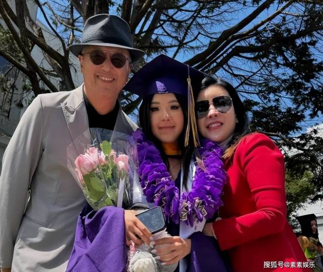 阿雅的女儿都这么大了？长相黝黑像混血，在西雅图和王伟忠合影