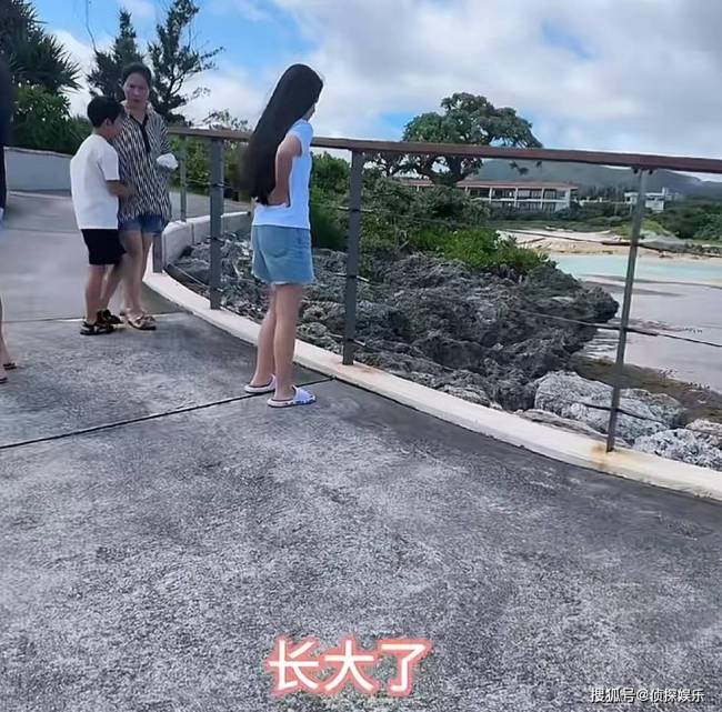 汪小菲俩儿女近照曝光，小玥儿长成翻版大S，希箖瘦高帅气像爸爸