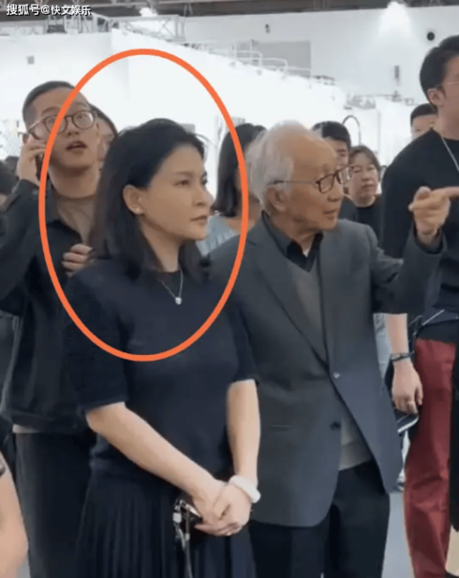 90岁知名画家靳尚谊罕现身！小44岁娇妻颜值喜人，老夫少妻成常态
