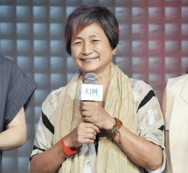 传郑佩佩去世，曹可凡发文刘涛沉默，武侠影后作品多，配角也出彩
