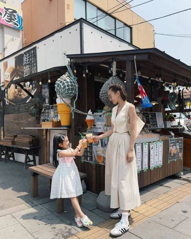 香港前知名组合两成员决裂多年，曾疑似破冰，如今同游日本却零互动