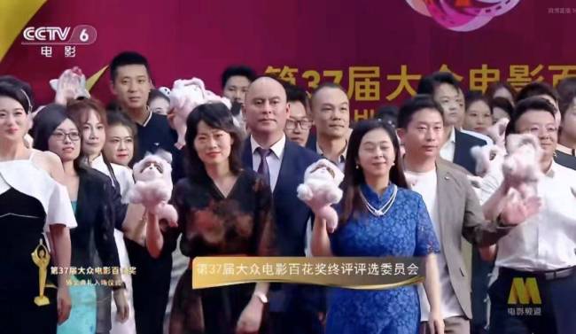 百花奖红毯，张艺谋带剧组演员压轴亮相，透露几部电影还在筹备中