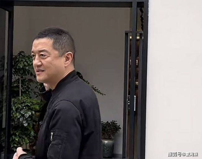 53岁李亚鹏现身酒会被偶遇，头发乌黑皱纹明显，网友：老年味太重了