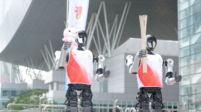全球首款5G-A人形机器人亮相 完成火炬传递