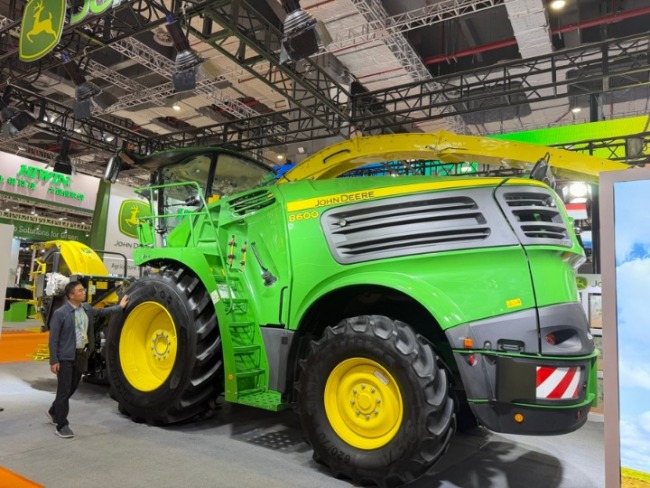 进博会技术装备展区:“大块头”很灵活 美芯片巨头与小米荣耀“秀恩爱”