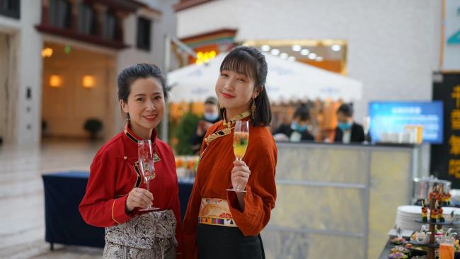 拉萨圣地天堂洲际大饭店举行圣诞节点灯仪式