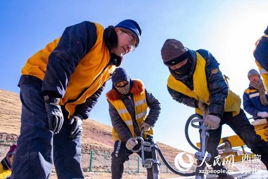 守望唐古拉山15年，他为青藏铁路做路石