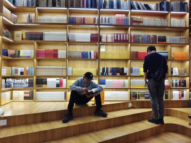图为拉萨万达广场的“央喜书吧”里，市民认真挑选书籍阅读。