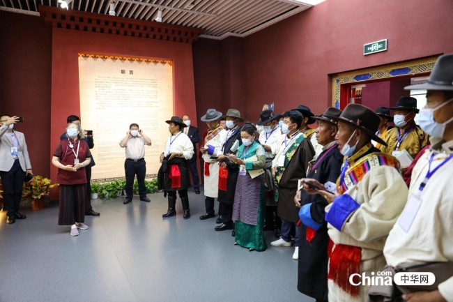 西藏基层干部参观学习班学员参观中国藏学研究中心