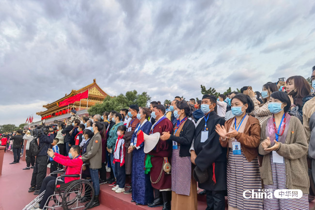 西藏基层干部赴京参观培训班学员观看天安门广场升旗仪式。