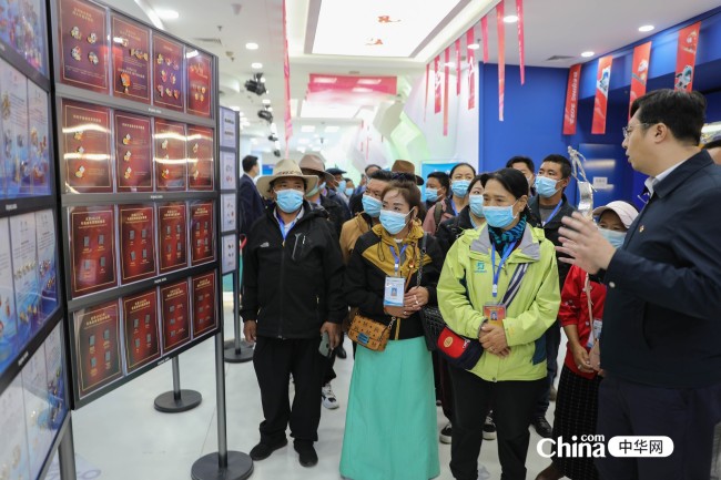 西藏基层干部赴京参观学习班第二期学员到访王府井工美大厦