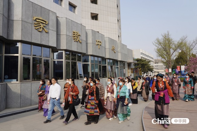 西藏基层妇联干部参观中国儿童活动中心 