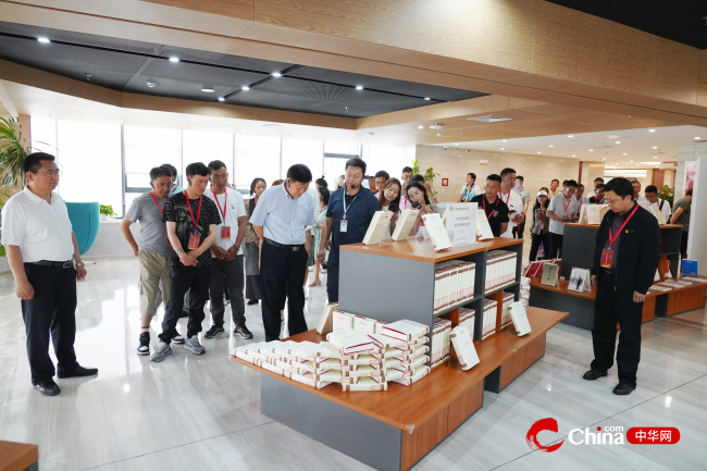 “2023西藏村居两委基层干部赴京考察学习团”学员们参观图书馆 
