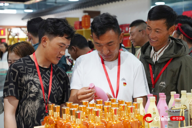 学员们参观首农双创中心大厦特色展馆<br><br> 