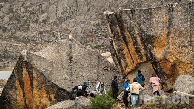四川省首次发现史前涂绘类岩画群