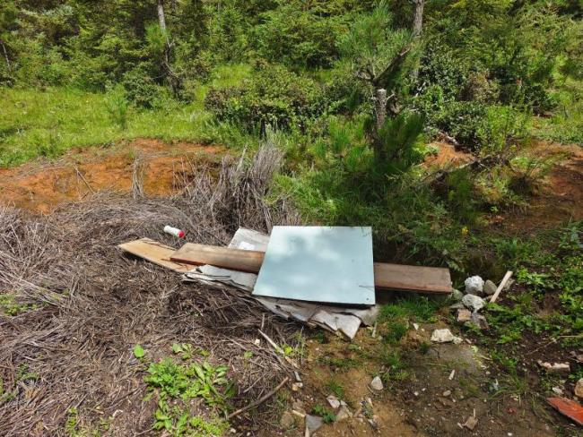 五凤山健身步道沿线垃圾成堆 登山赏景要塑身更要塑心