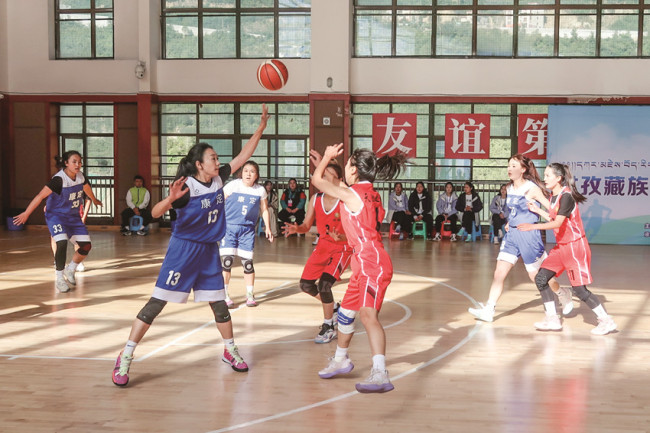 攻防有度 对抗激烈 甘孜州运会女子篮球赛揭幕战精彩不断